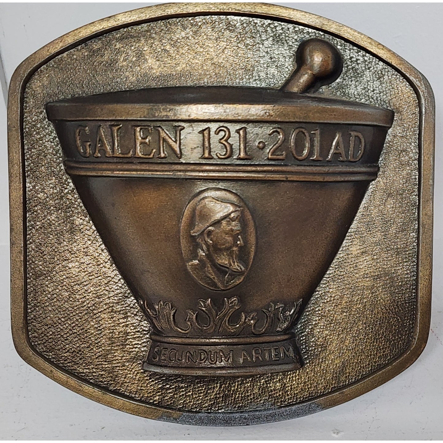1979 Chlor‑Trimeton Brass Mortar & Pestle Plaque w/ Stand – VTG Pharmacy History
