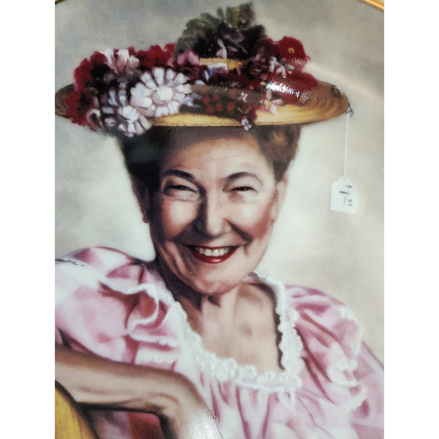 Legendary Ladies Minnie Pearl Plate #1315 Gold Trim + Holder Cumberland Registry