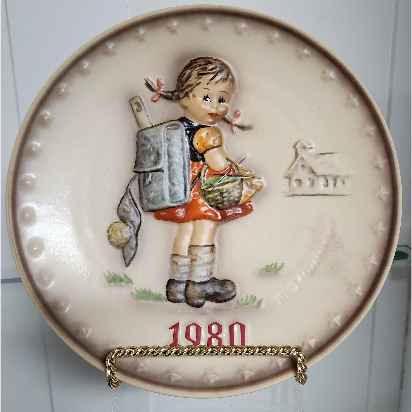 1980 Goebel Hummel Annual Plate Hum 273 Girl with Backpack & Basket Germany