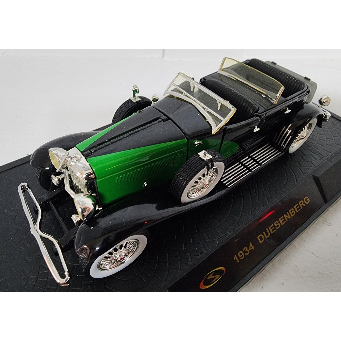 1934 Duesenberg 1:32 Diecast Car w/ Plexiglass Display Case – Very Good
