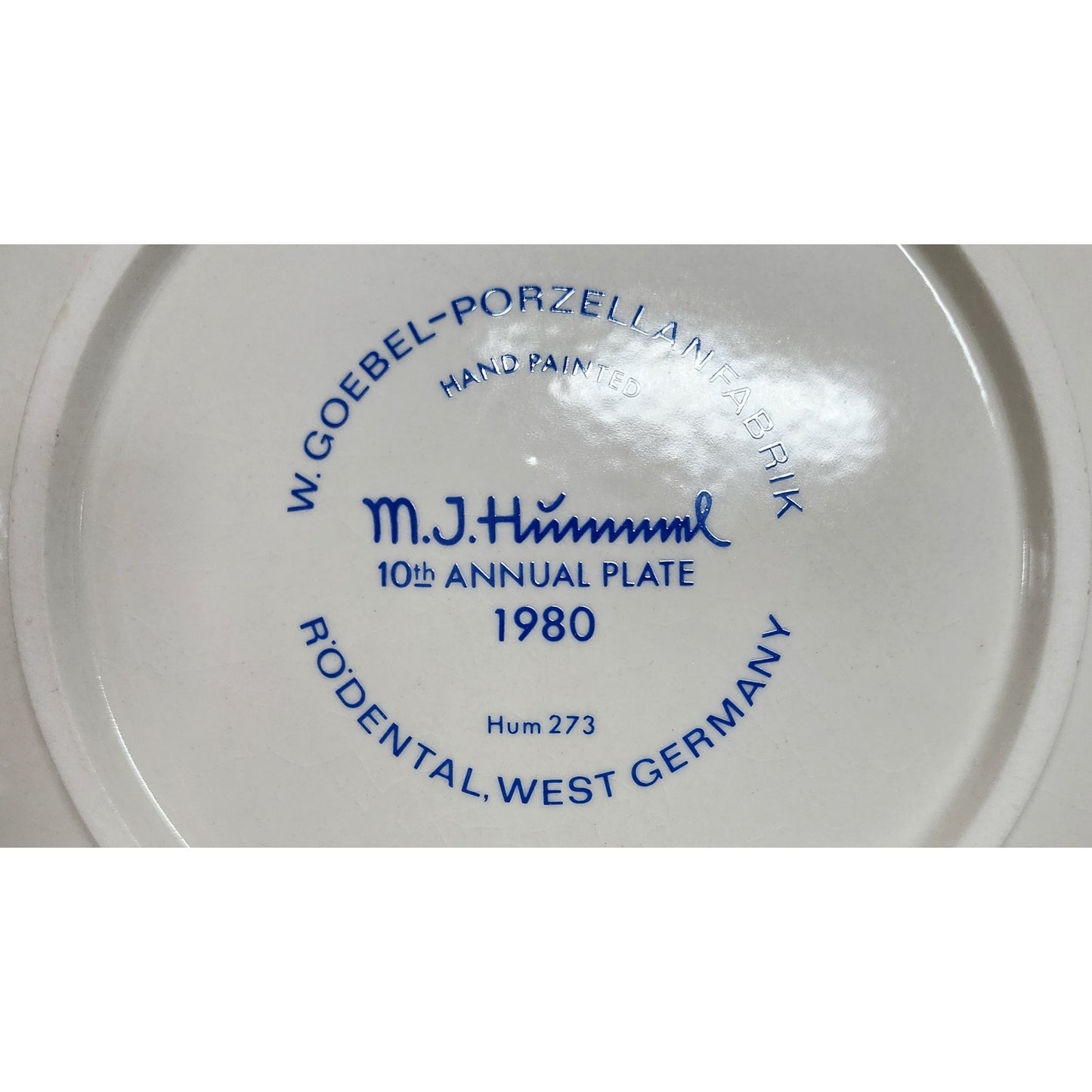 1980 Goebel Hummel Annual Plate Hum 273 Girl with Backpack & Basket Germany