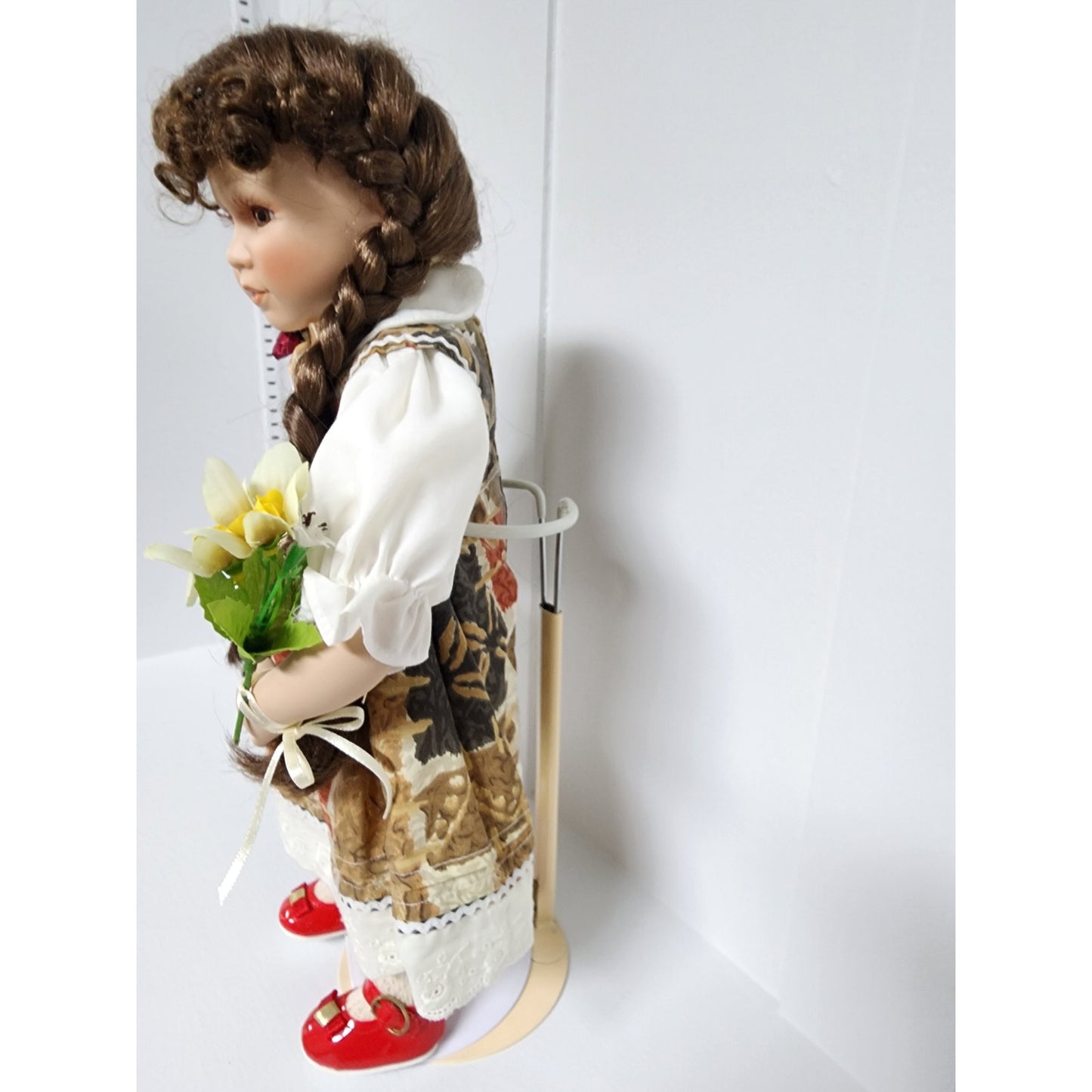 Heritage Mint Porcelain Doll “Sitting Pretty” 16” Collectible  VTG w/ Flowers