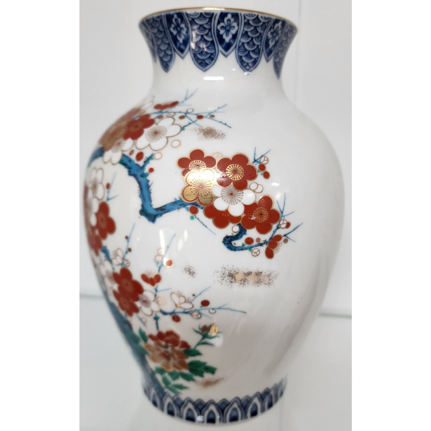 Vintage Kutani Ware Vase 9.25” Japan “Nine Valleys” Gilt 22K Gold Floral Design