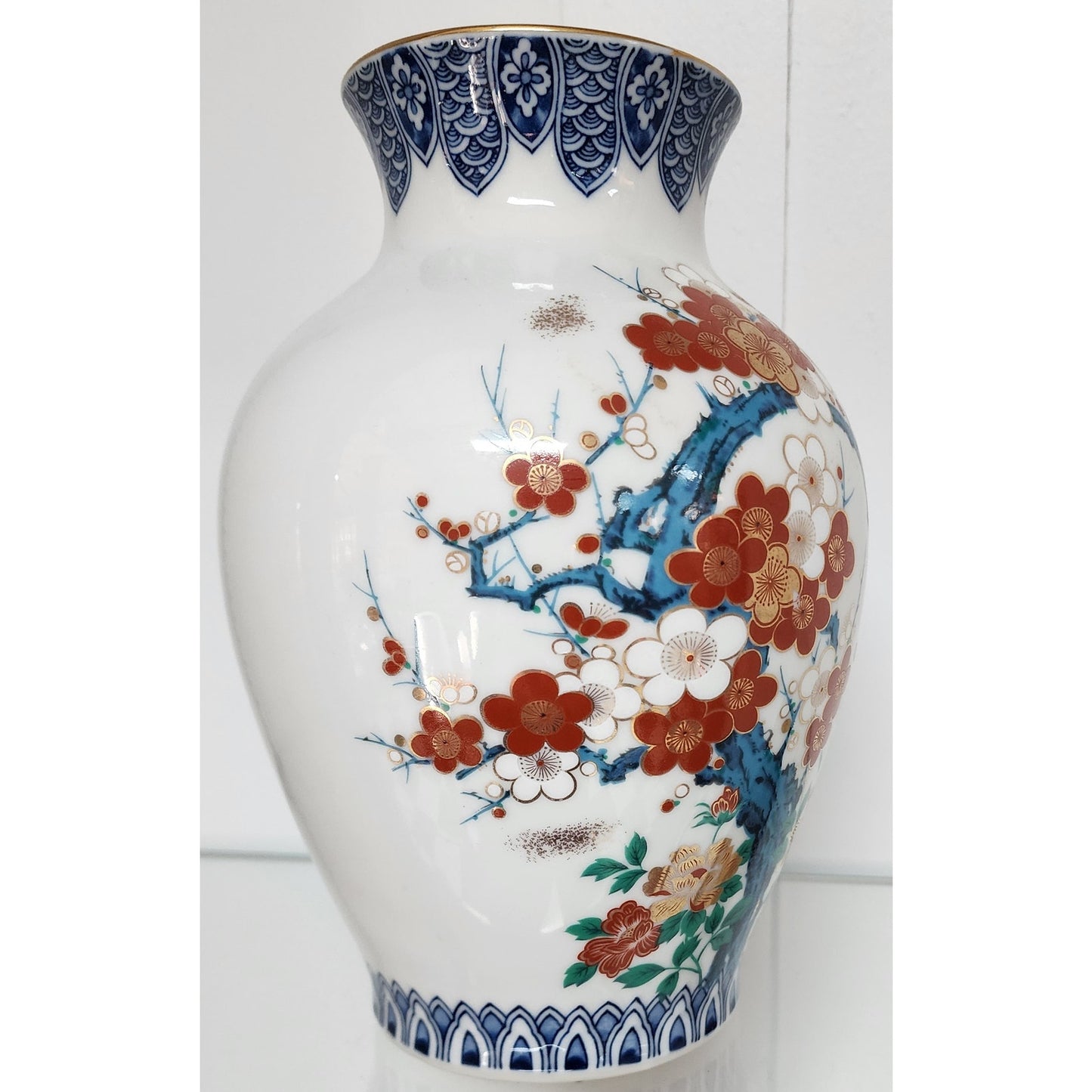 Vintage Kutani Ware Vase 9.25” Japan “Nine Valleys” Gilt 22K Gold Floral Design