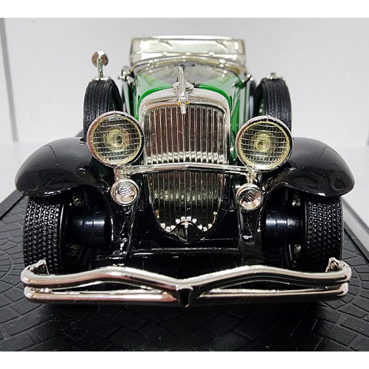 1934 Duesenberg 1:32 Diecast Car w/ Plexiglass Display Case – Very Good