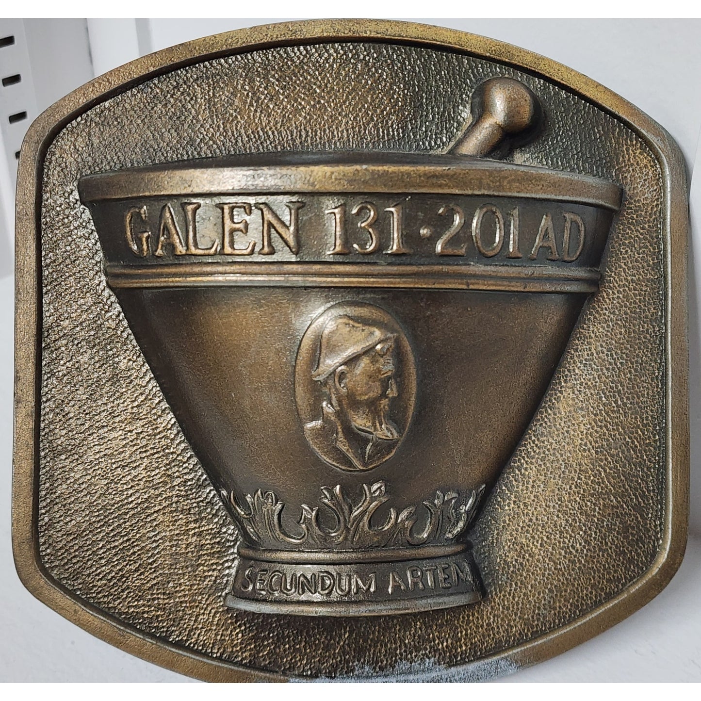 1979 Chlor‑Trimeton Brass Mortar & Pestle Plaque w/ Stand – VTG Pharmacy History