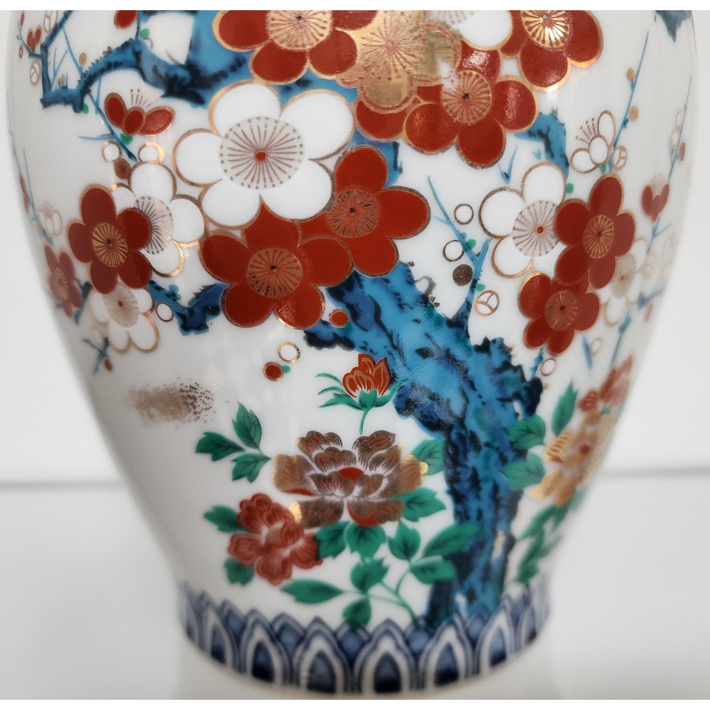Vintage Kutani Ware Vase 9.25” Japan “Nine Valleys” Gilt 22K Gold Floral Design
