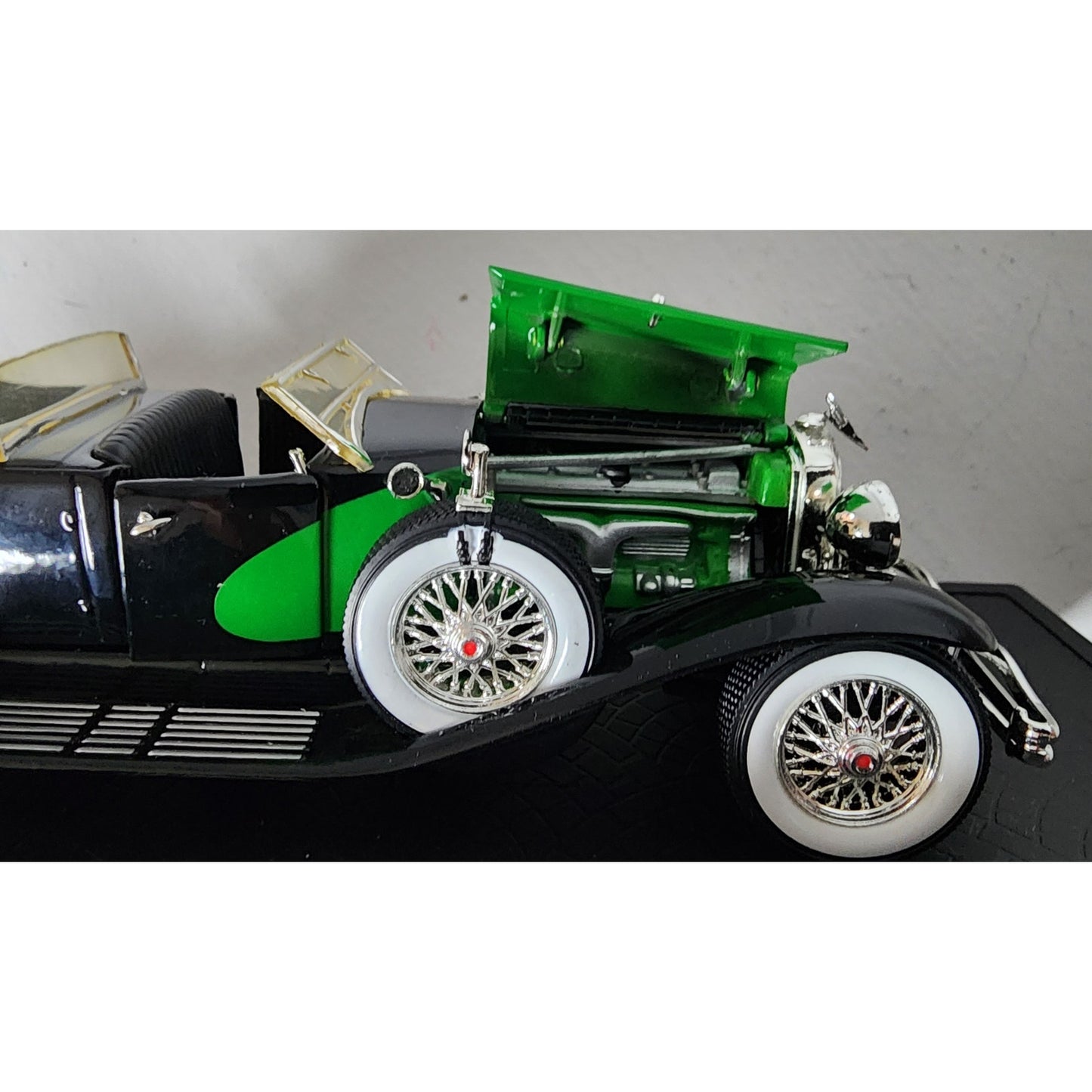 1934 Duesenberg 1:32 Diecast Car w/ Plexiglass Display Case – Very Good