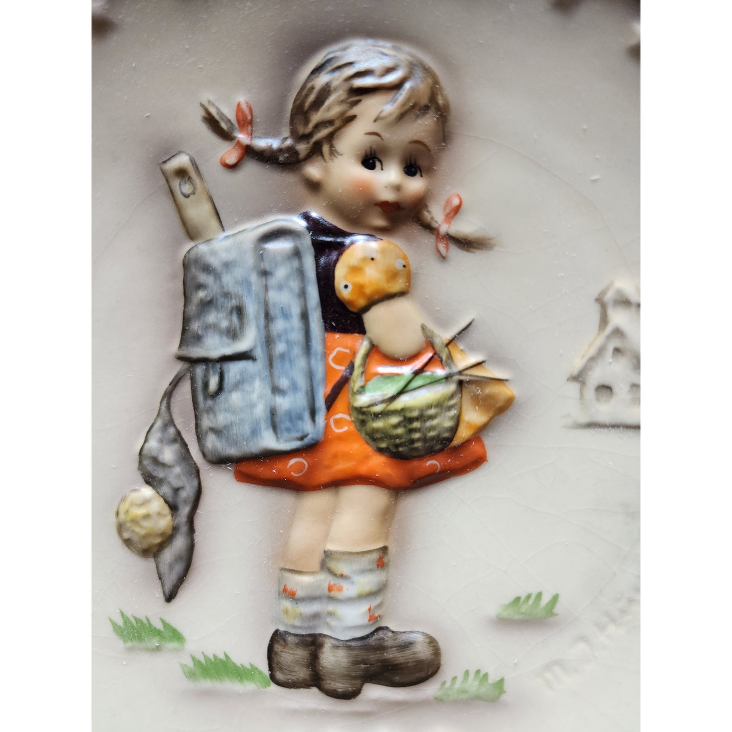 1980 Goebel Hummel Annual Plate Hum 273 Girl with Backpack & Basket Germany