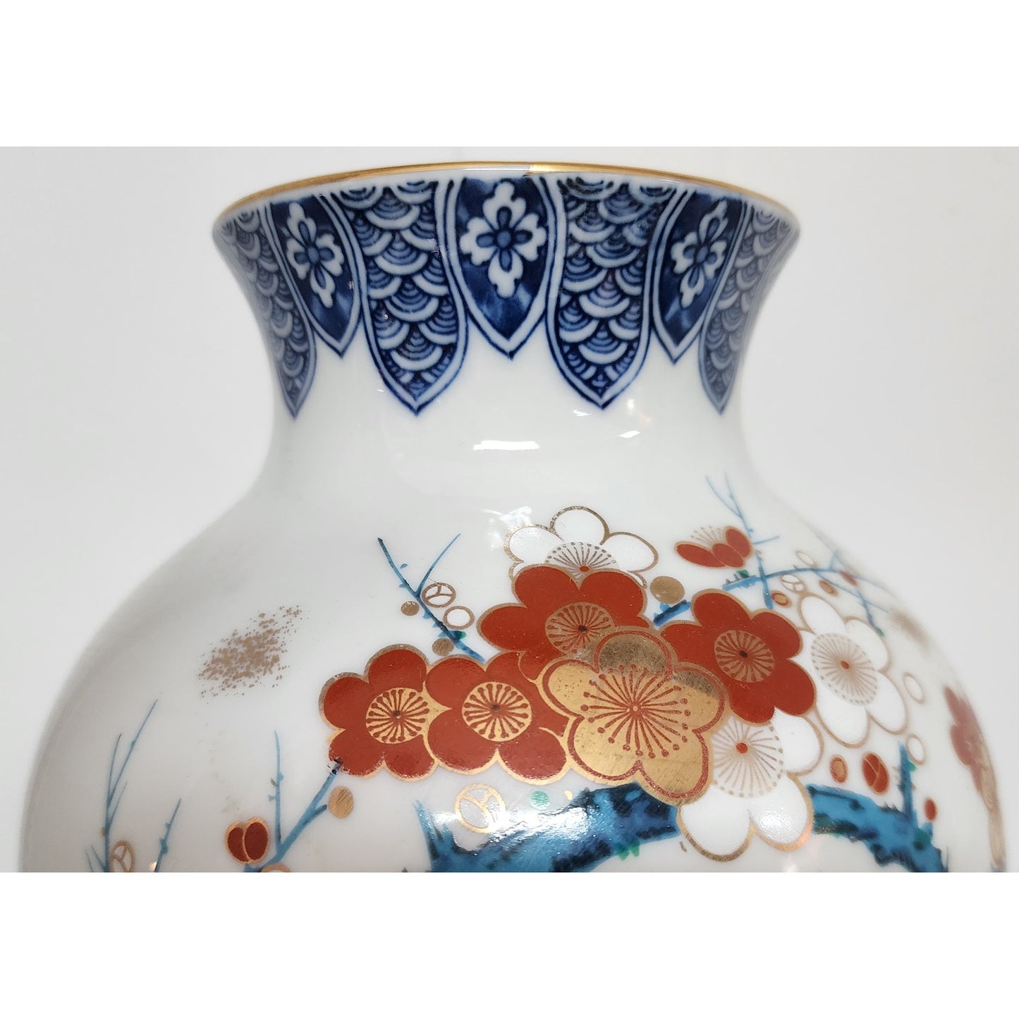 Vintage Kutani Ware Vase 9.25” Japan “Nine Valleys” Gilt 22K Gold Floral Design