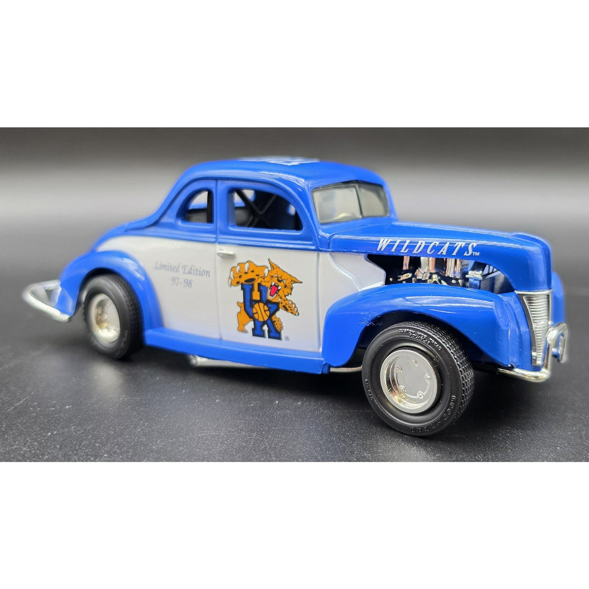 Vintage UK Wildcats 1997-98 NCAA Champions 1940 Ford Coupe Diecast Bank ERTL 1:24