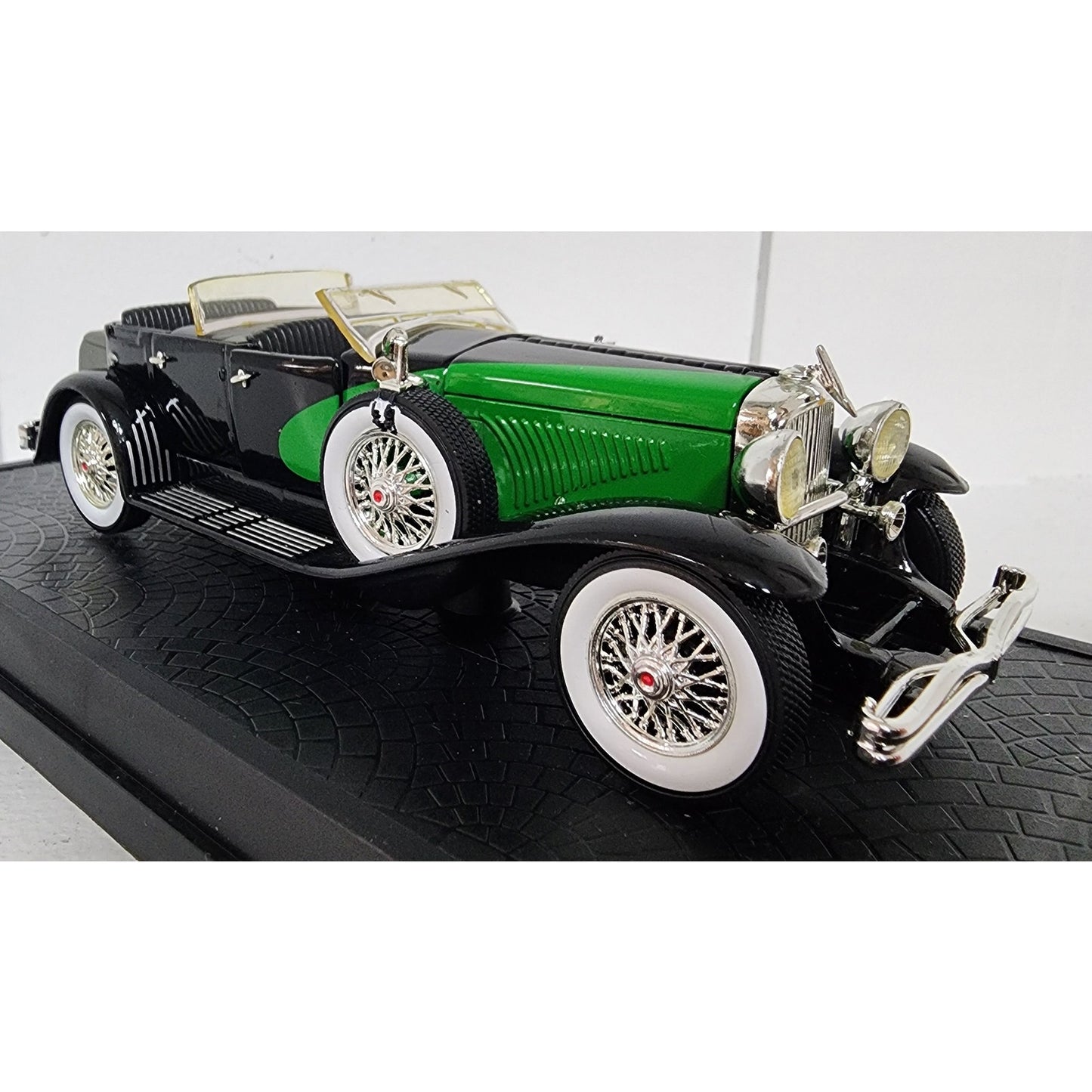 1934 Duesenberg 1:32 Diecast Car w/ Plexiglass Display Case – Very Good