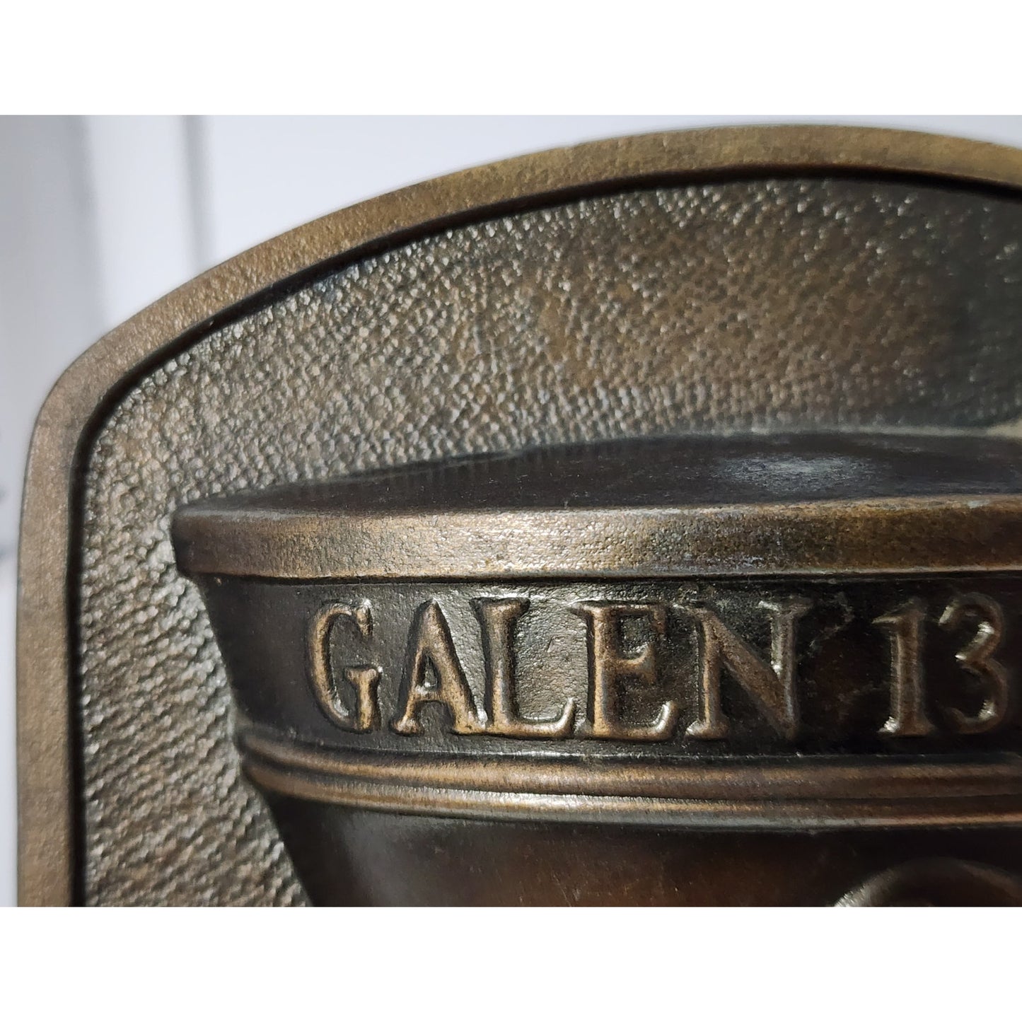 1979 Chlor‑Trimeton Brass Mortar & Pestle Plaque w/ Stand – VTG Pharmacy History
