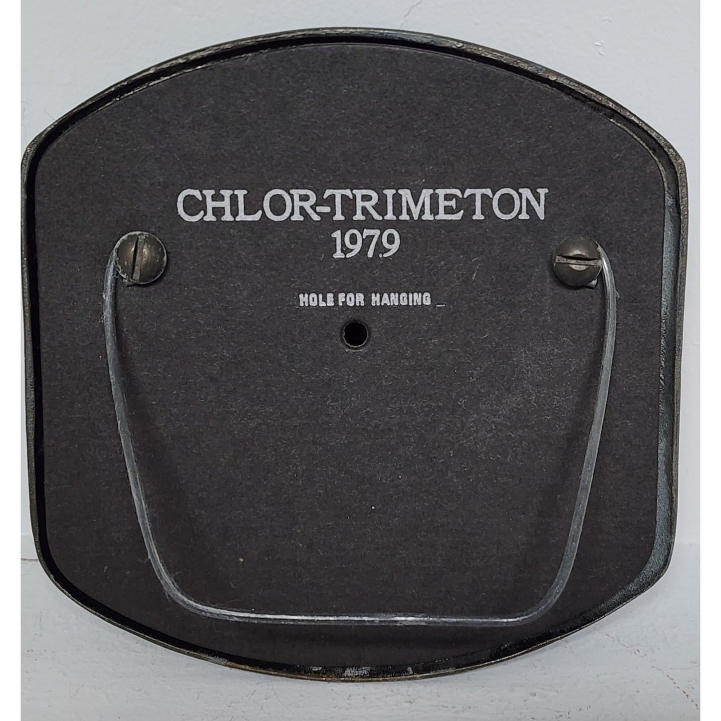 1979 Chlor‑Trimeton Brass Mortar & Pestle Plaque w/ Stand – VTG Pharmacy History
