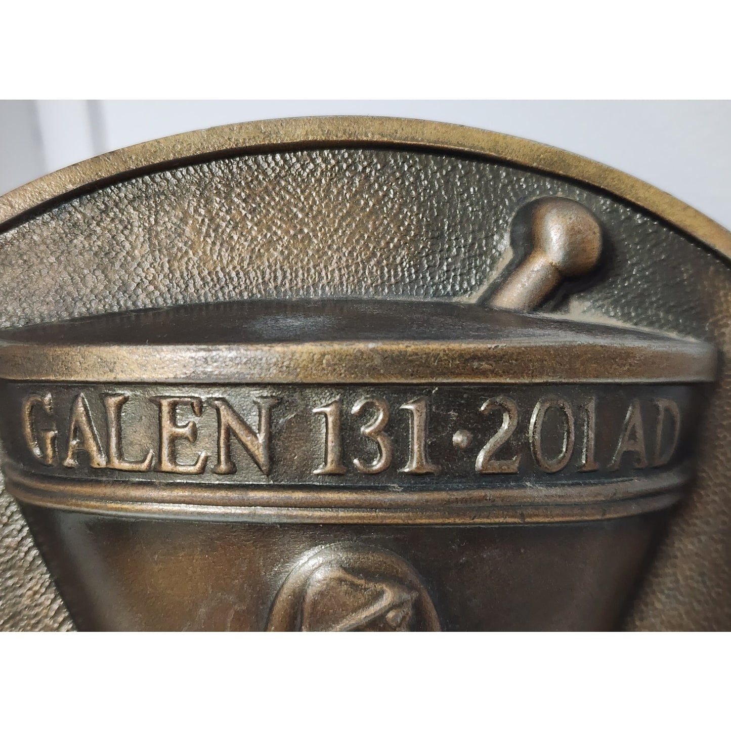 1979 Chlor‑Trimeton Brass Mortar & Pestle Plaque w/ Stand – VTG Pharmacy History