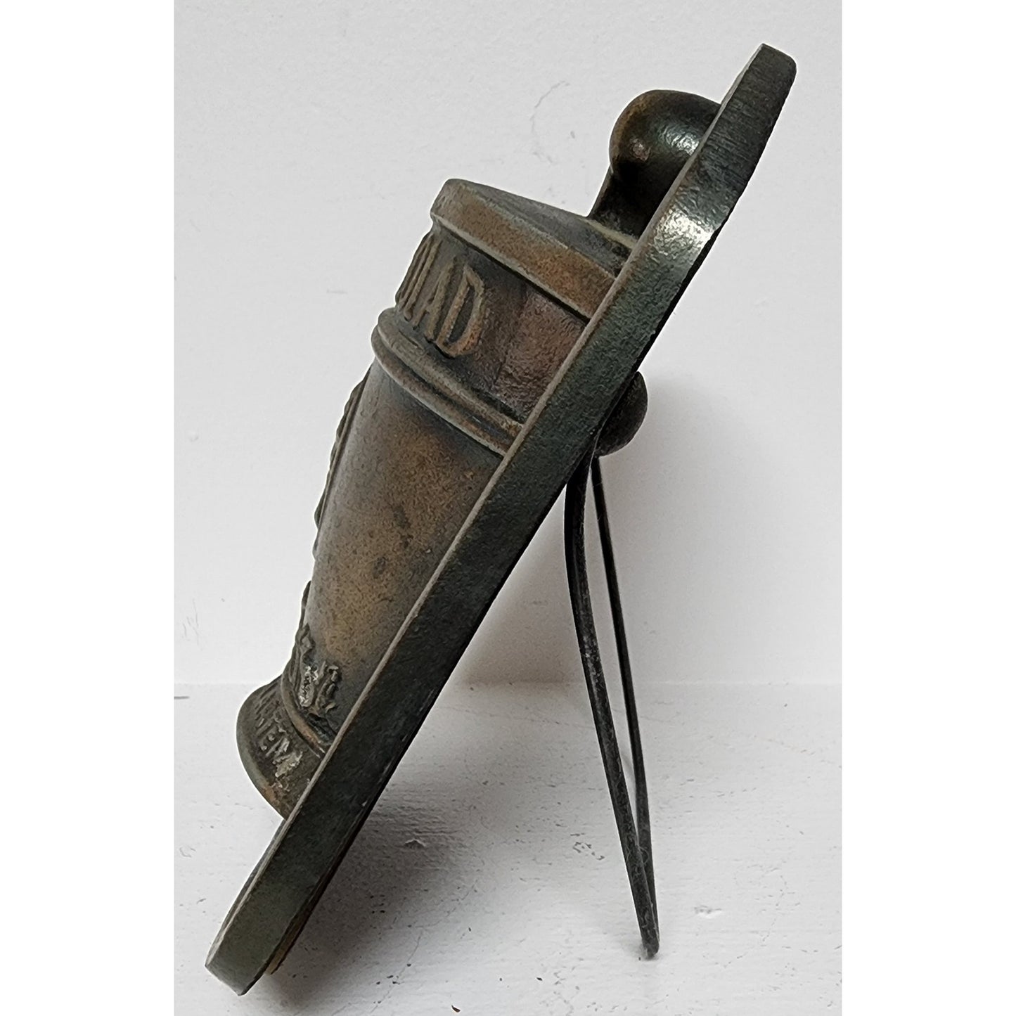 1979 Chlor‑Trimeton Brass Mortar & Pestle Plaque w/ Stand – VTG Pharmacy History
