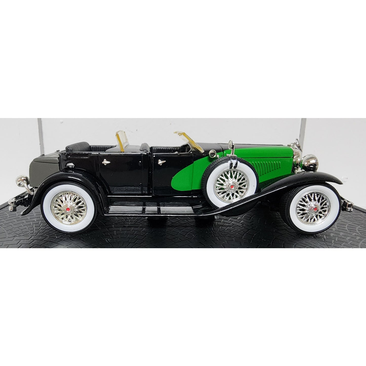 1934 Duesenberg 1:32 Diecast Car w/ Plexiglass Display Case – Very Good