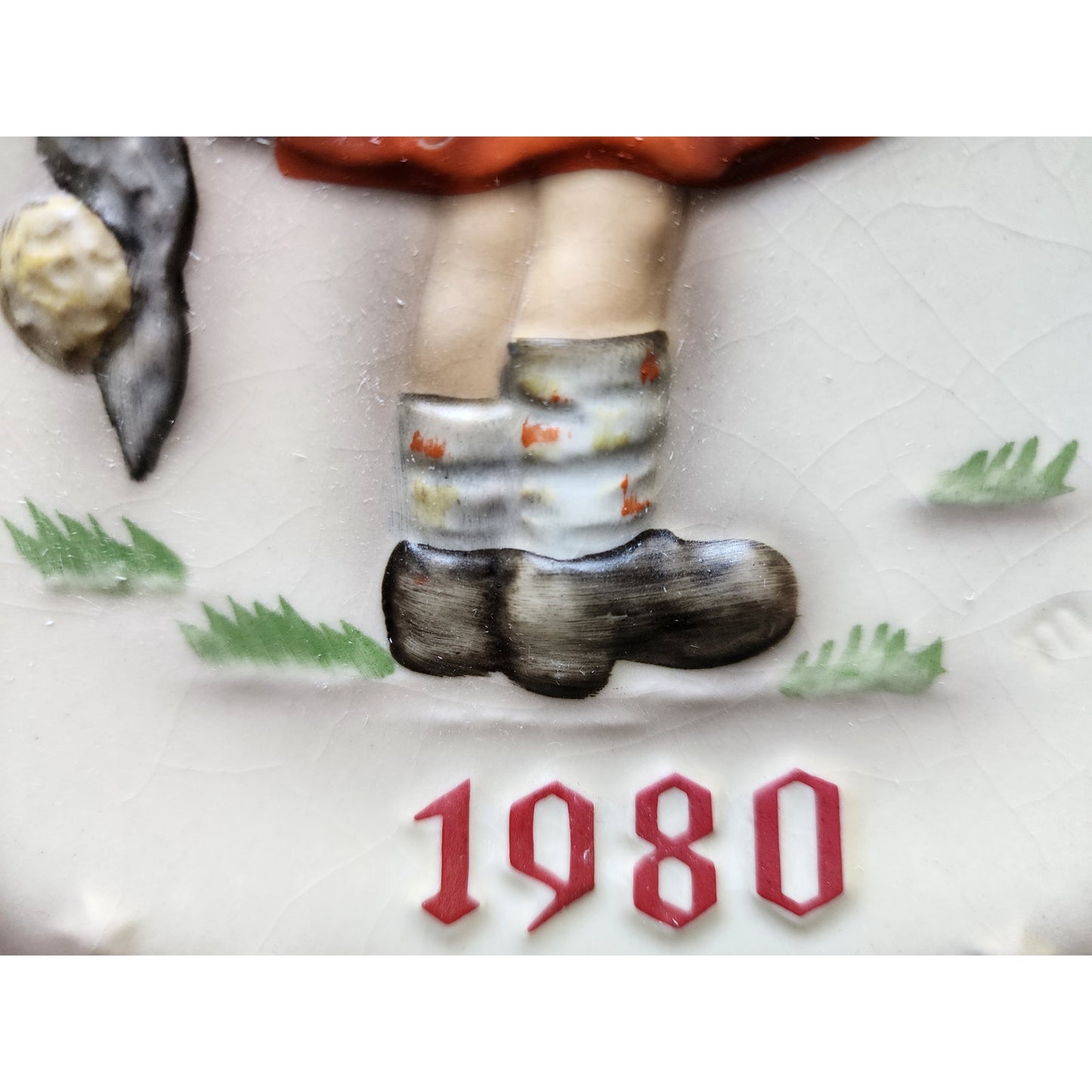1980 Goebel Hummel Annual Plate Hum 273 Girl with Backpack & Basket Germany