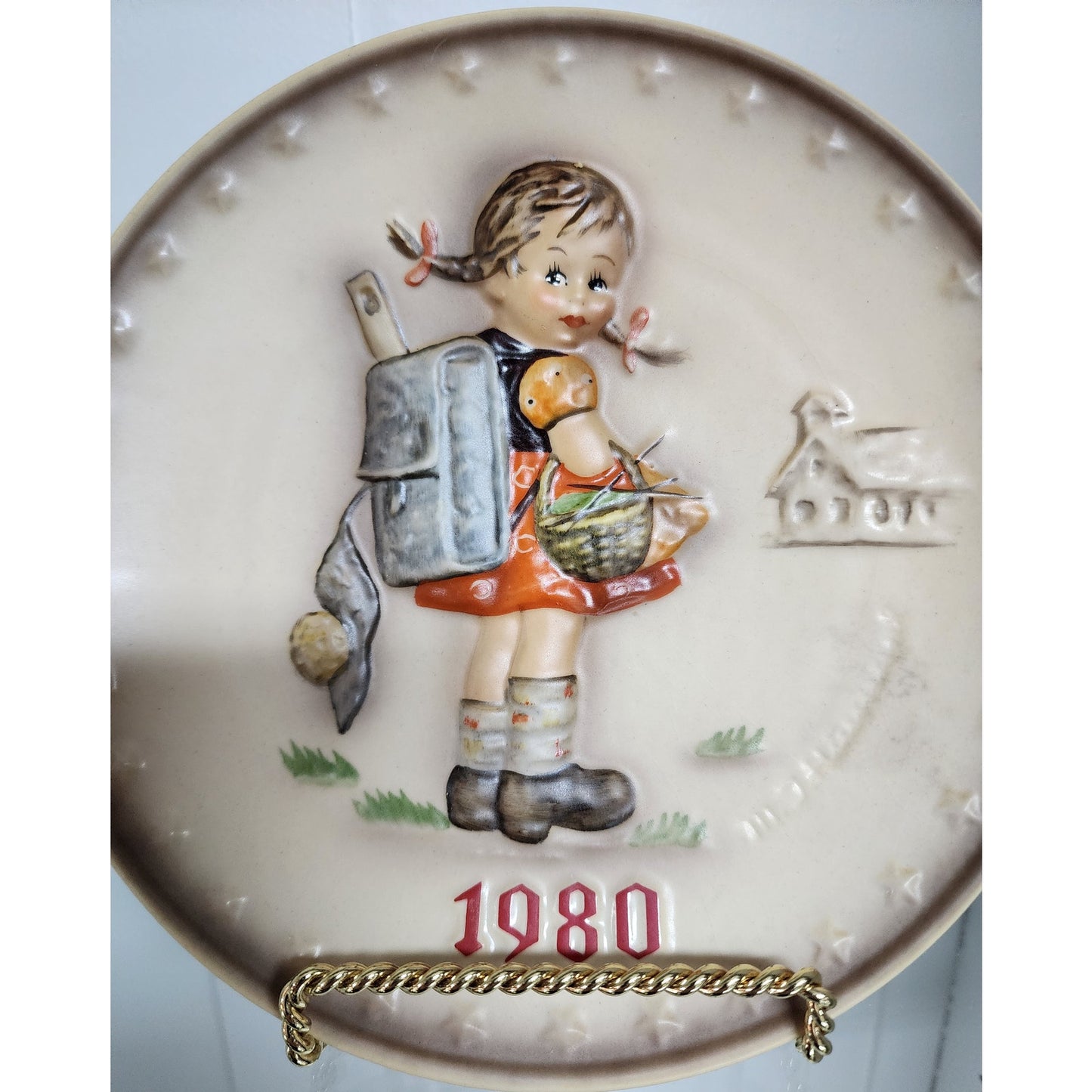 1980 Goebel Hummel Annual Plate Hum 273 Girl with Backpack & Basket Germany