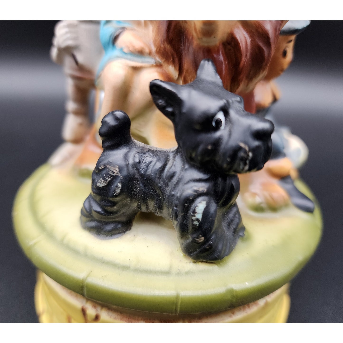 Vintage Japan Wizard of Oz Ceramic Music Box Rotating Figurine Dorothy & Lion