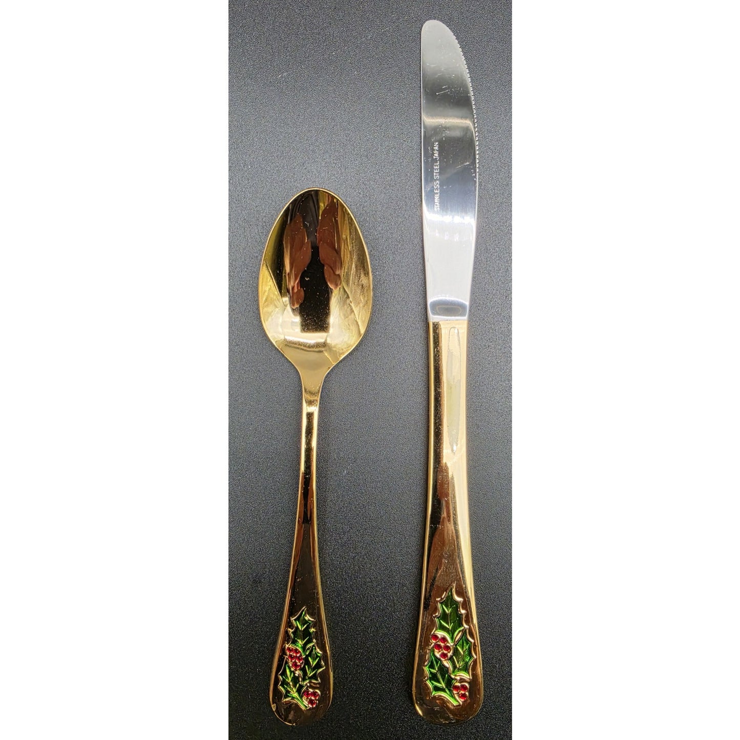 Vintage 42pc Classic Traditions Hollyberry Gold Flatware Set w/ Wood Case - Nice