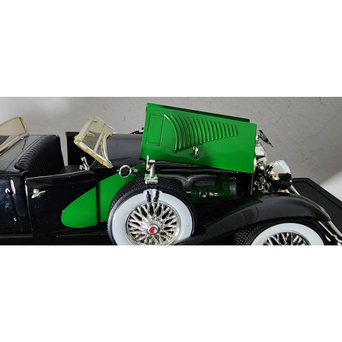 1934 Duesenberg 1:32 Diecast Car w/ Plexiglass Display Case – Very Good